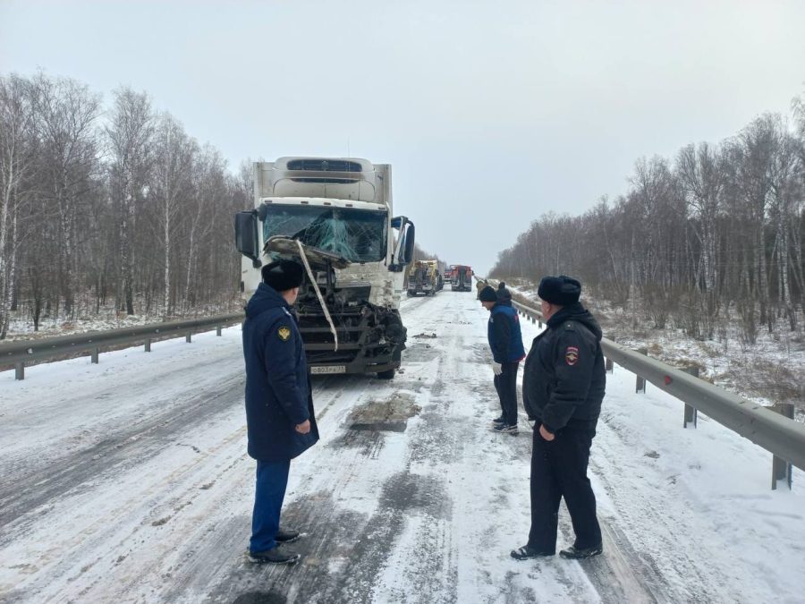 Автобус с людьми, грузовики и «легковушки»: авария с 19 авто произошла в Кузбассе