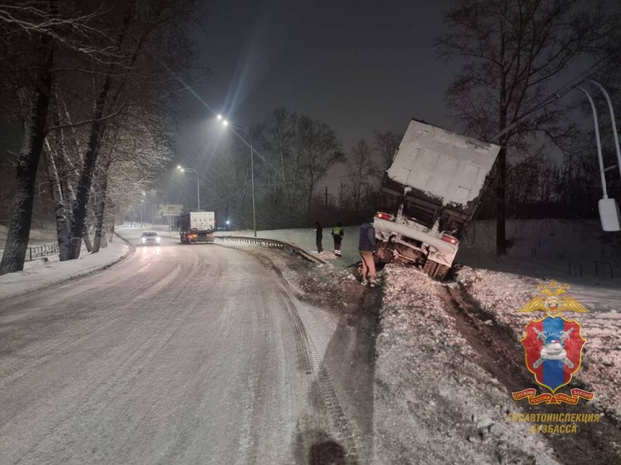 В крупном городе  Кузбасса большегруз попал в неприятную аварию