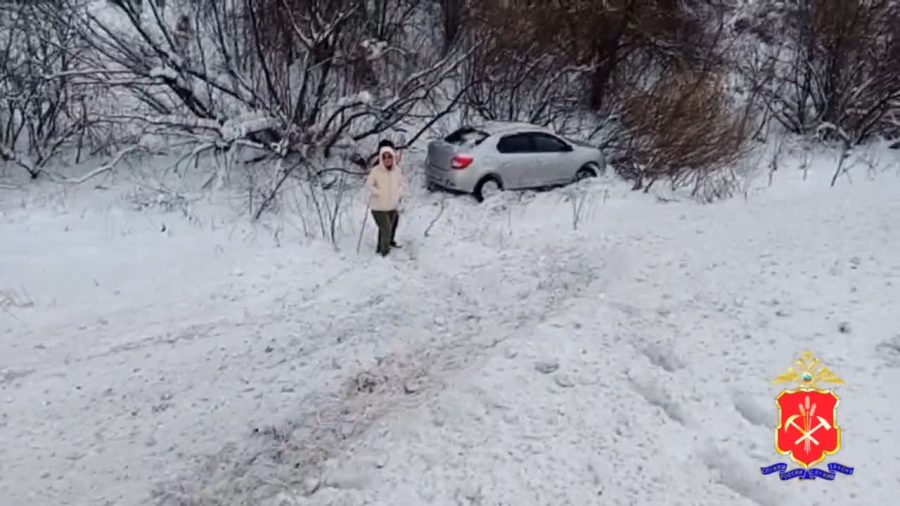 В Кузбассе семейная пара на автомобиле вылетела в кювет