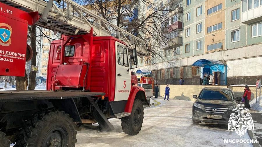 В Кузбассе МЧС спасли двоих жильцов из горящей многоэтажки