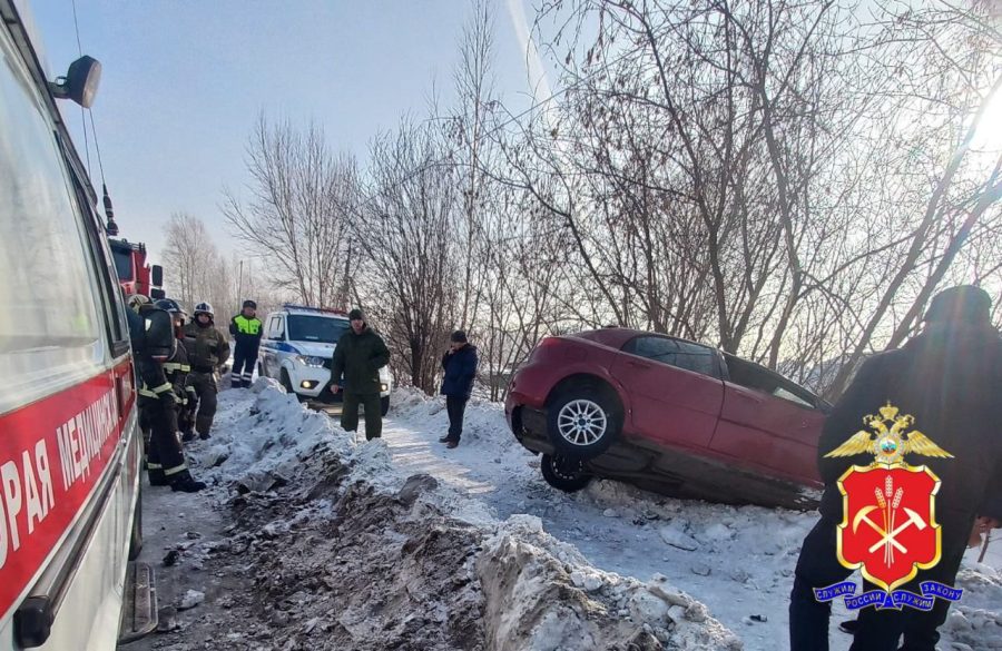 Пьяный мужчина в Кузбассе наехал на ребенка и женщину на тротуаре