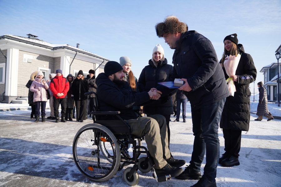 Губернатор Кузбасса Илья Середюк вручил ключи от автомобилей ветеранам специальной военной операции