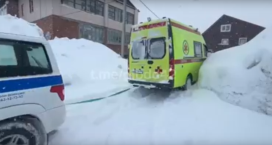 Видео: в Шерегеше «скорая» застряла в снегу по пути на срочный вызов