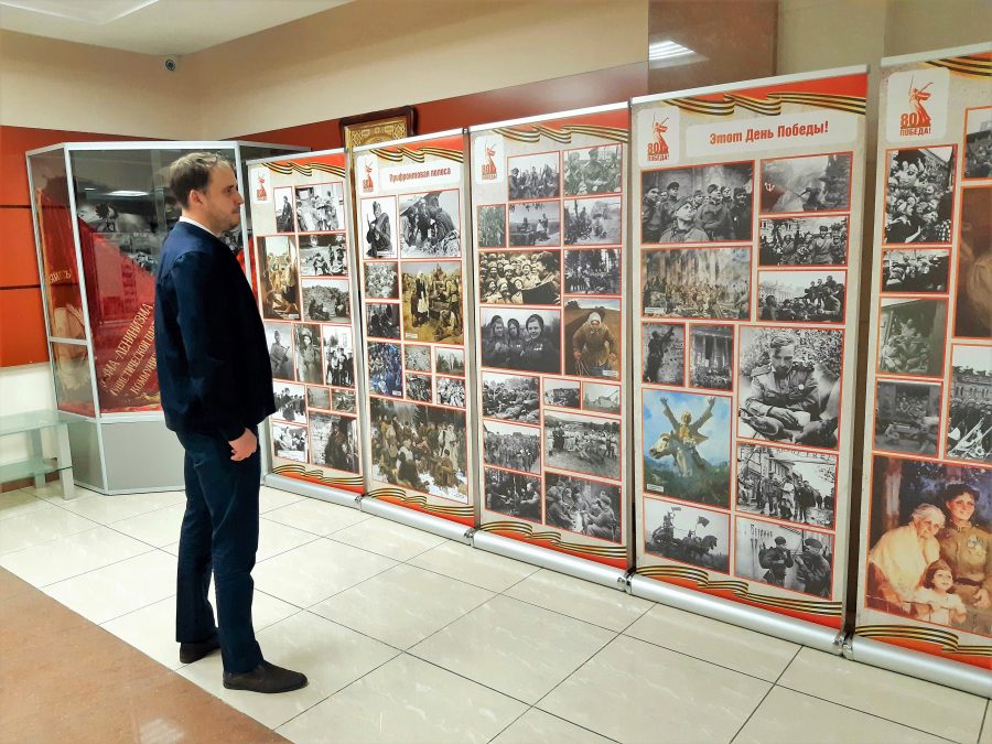 На предприятии «СУЭК-Кузбасс» открылась передвижная выставка, посвященная 80-летию Победы