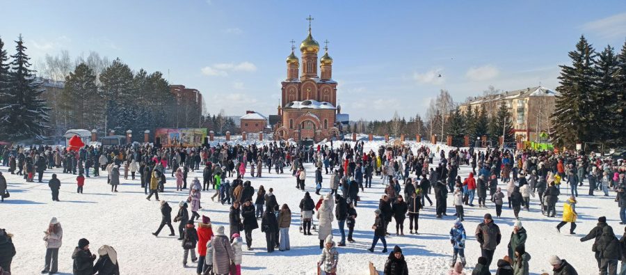 Корабль, танк и паровозик спустили с горки в глубинке Кузбасса