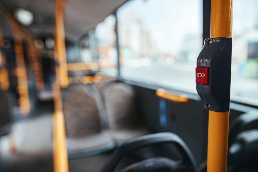 Россиян возмутили новые таблички с QR-кодом на остановках
